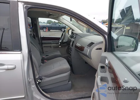 2010 Chrysler Town & Country Touring from USA, damaged, VIN 2A4RR5D19AR491330